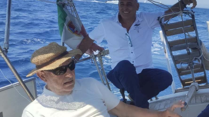 Da Sibari a Le Castella in barca a vela a 83 anni: l’impresa di Eugenio Madeo per lo “Sposalizio del Mare”