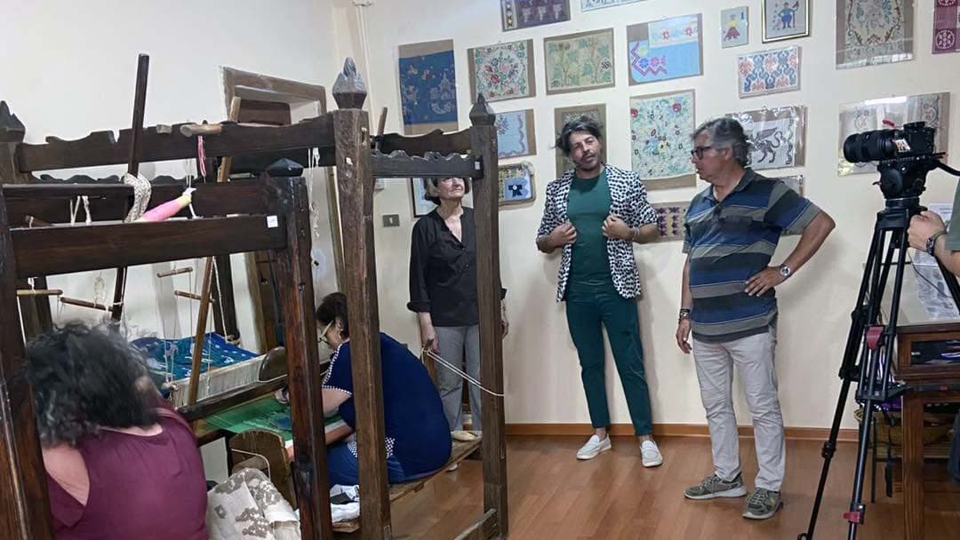 I telai di Longobucco su Rai 1: la troupe di “Camper” nel laboratorio e Museo d’Impresa
