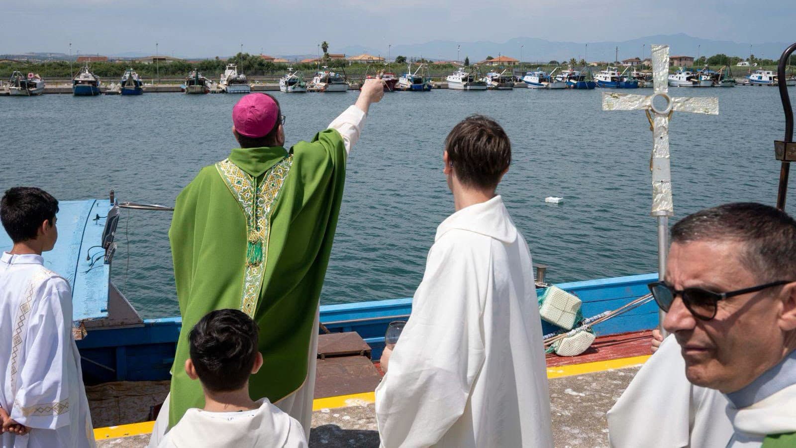 Schiavonea, la Chiesa sale sulle barche per la Giornata del Mare: «Nessun lavoratore resti invisibile»
