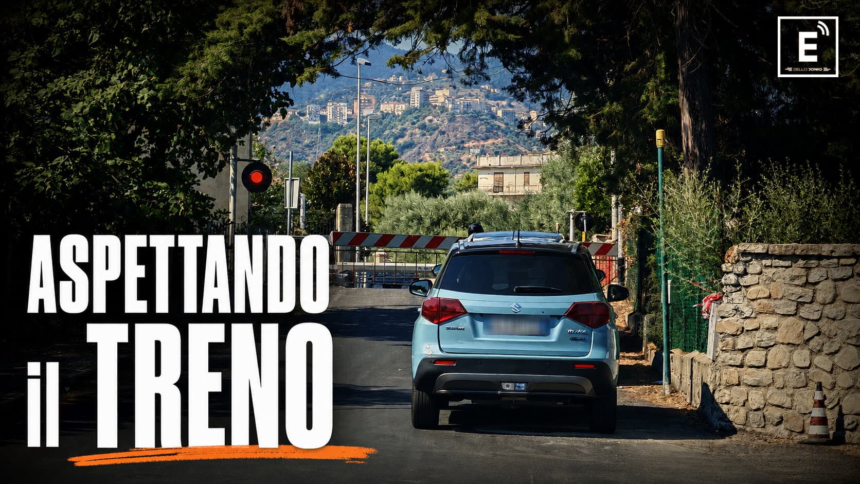 Venti minuti davanti a un passaggio a livello: sulla Jonica anche aspettare un treno diventa un viaggio