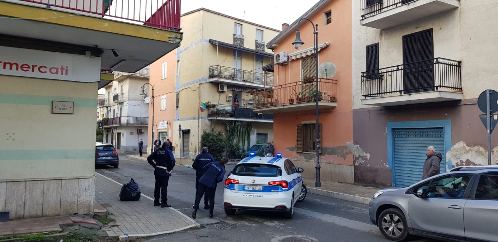 La fogna fuoriesce dai tombini, protestano i cittadini di Schiavonea