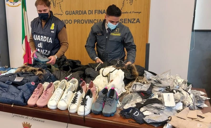 Guardia di Finanza: maxi sequestro di capi abbigliamento contraffatti