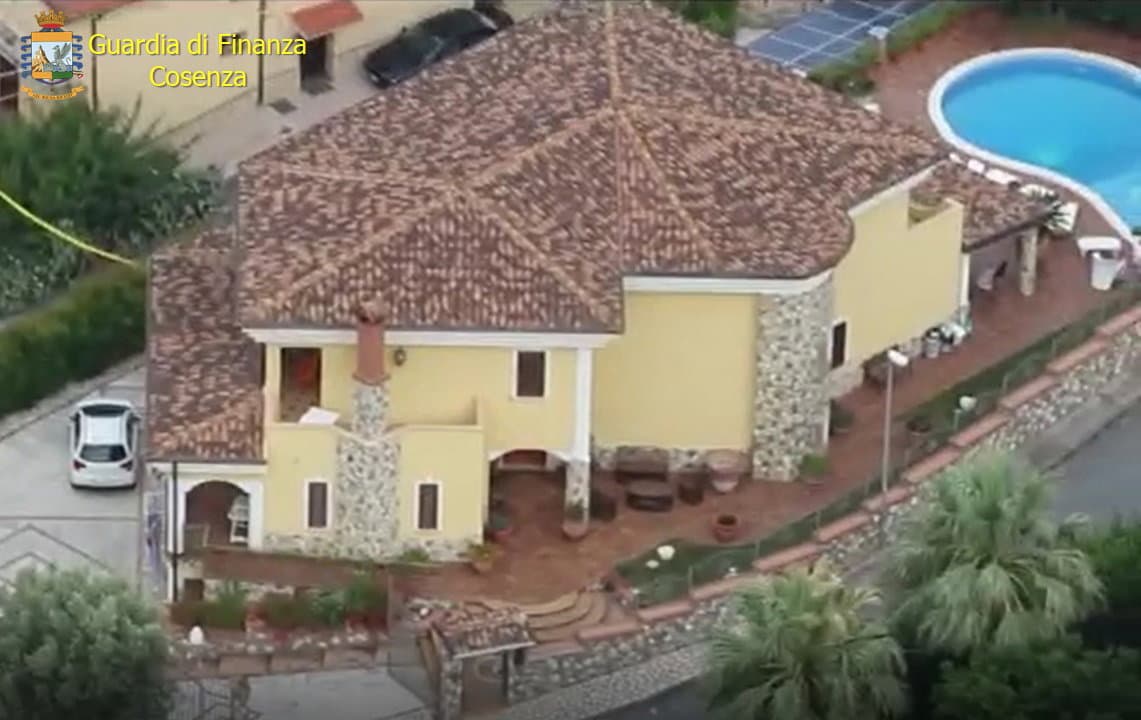 "Operazione Affari d’Oro": la Procura pone sotto sequestro la sontuosa villa dell’imprenditrice orafa