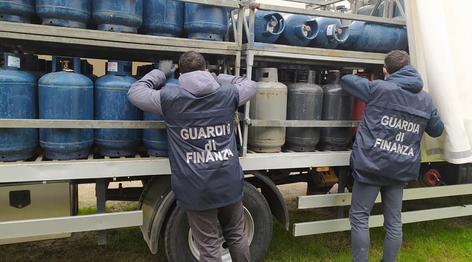 Sequestrati oltre 7 mila kg di gpl e 2.000 bombole illegittimamente detenute