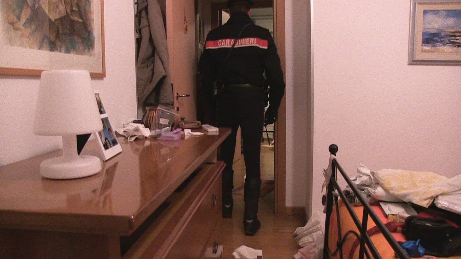 Topi d'appartamento a Crosia Mirto: in cinque entrano in una palazzina, fanno razzie e pestano uno dei residenti