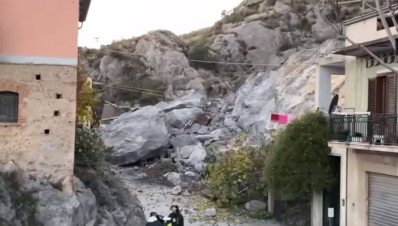 Si stacca un costone roccioso, tragedia sfiorata nel centro storico di Cassano Jonio