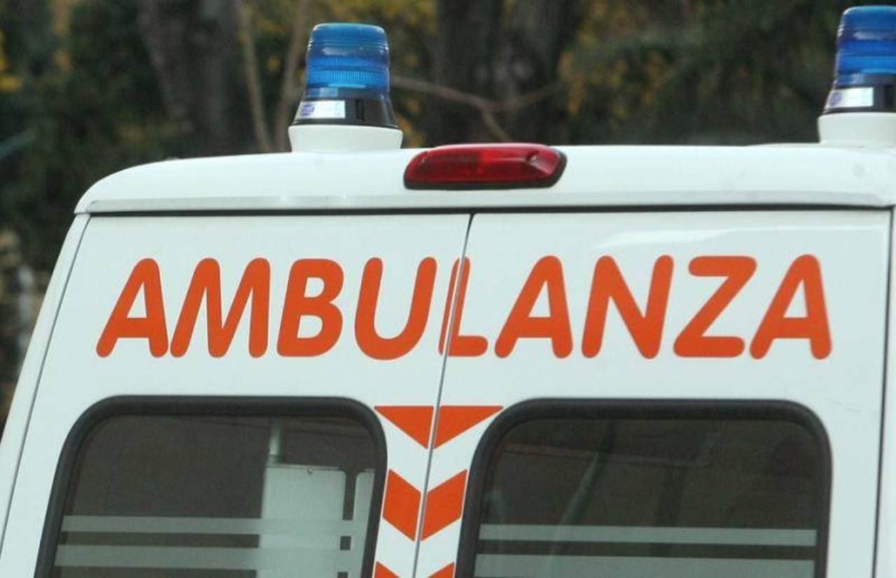 Cosenza, coinvolta in un incidente l'ambulanza del 118 del Pet di Cassano: trasportava un codice rosso all'Annunziata