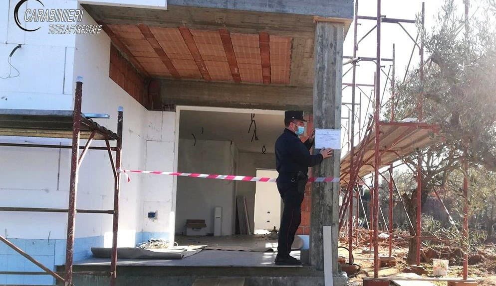 Fabbricato in costruzione con annessa piscina. Scattano i sigilli per abusivismo edilizio