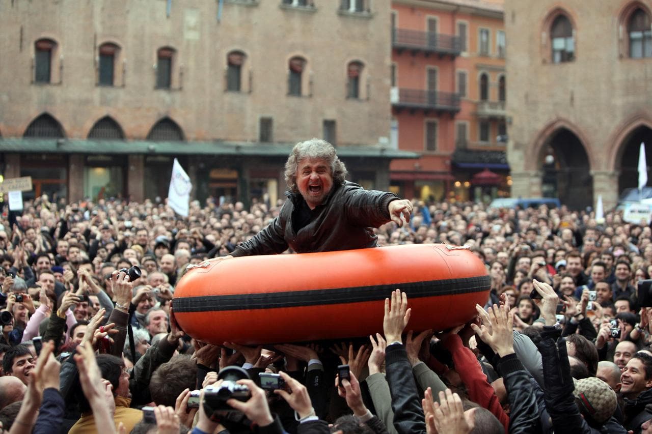 Dal V-Day di Grillo al V-Day di Conte: dovevamo diventare immuni dal virus della politica e, invece, non resta che difenderci dal virus della paura