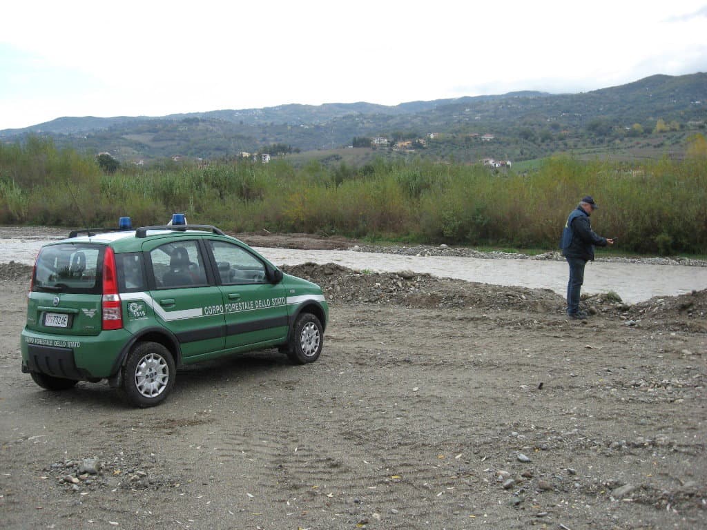 Corpo forestale, furto di inerti nel fiume Crati