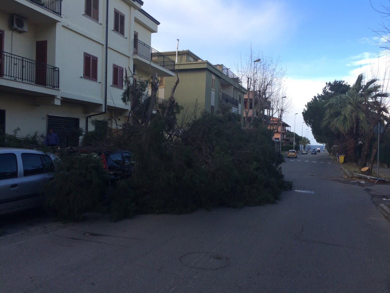 Maltempo: disagi in tutto il territorio. 75enne colpito in pieno da un palo