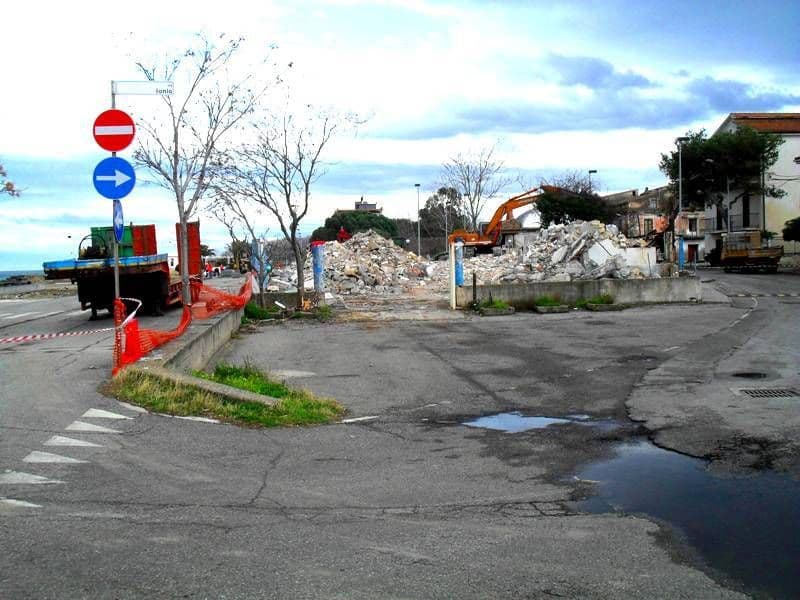 Rossano: Lungomare S. Angelo, dopo oltre un decennio demolito lo stabile Caccuri