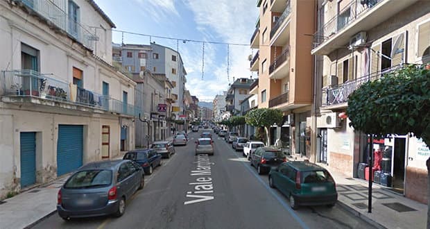 Rossano, bloccata donna straniera in pieno centro armata di un ammortizzatore