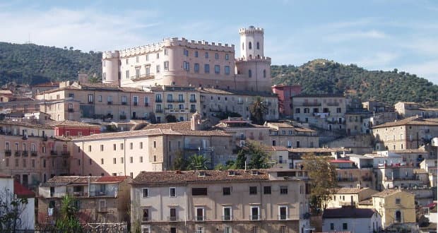 La carica dei 100 mila. Rossano e Corigliano: il numero reale super l'Istat
