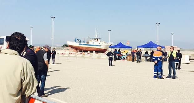 DIRETTA Sbarco a Corigliano, il barcone ha attraccato al porto