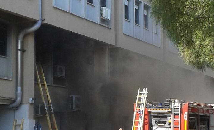 Incendio nel laboratorio analisi dell'ospedale di Rossano