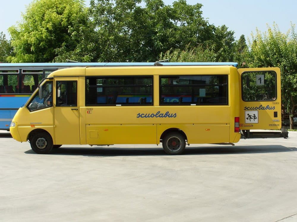 Protesta dei genitori di c.da Piragineti, contro la soppressione dei bus scolastici