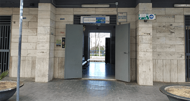 Di fronte all'ingresso della stazione ferroviaria di Rossano, il deserto nel deserto