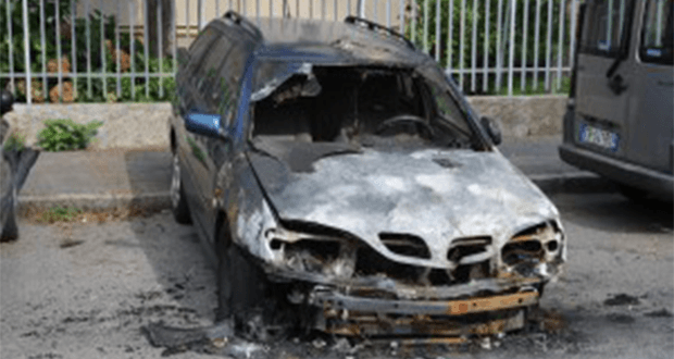 Trebisacce, bruciata l'auto di un cittadino marocchino