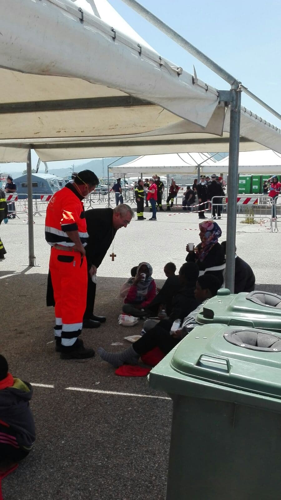 Sbarco, in corso i controlli medici. Sul posto anche l'arcivescovo Satriano