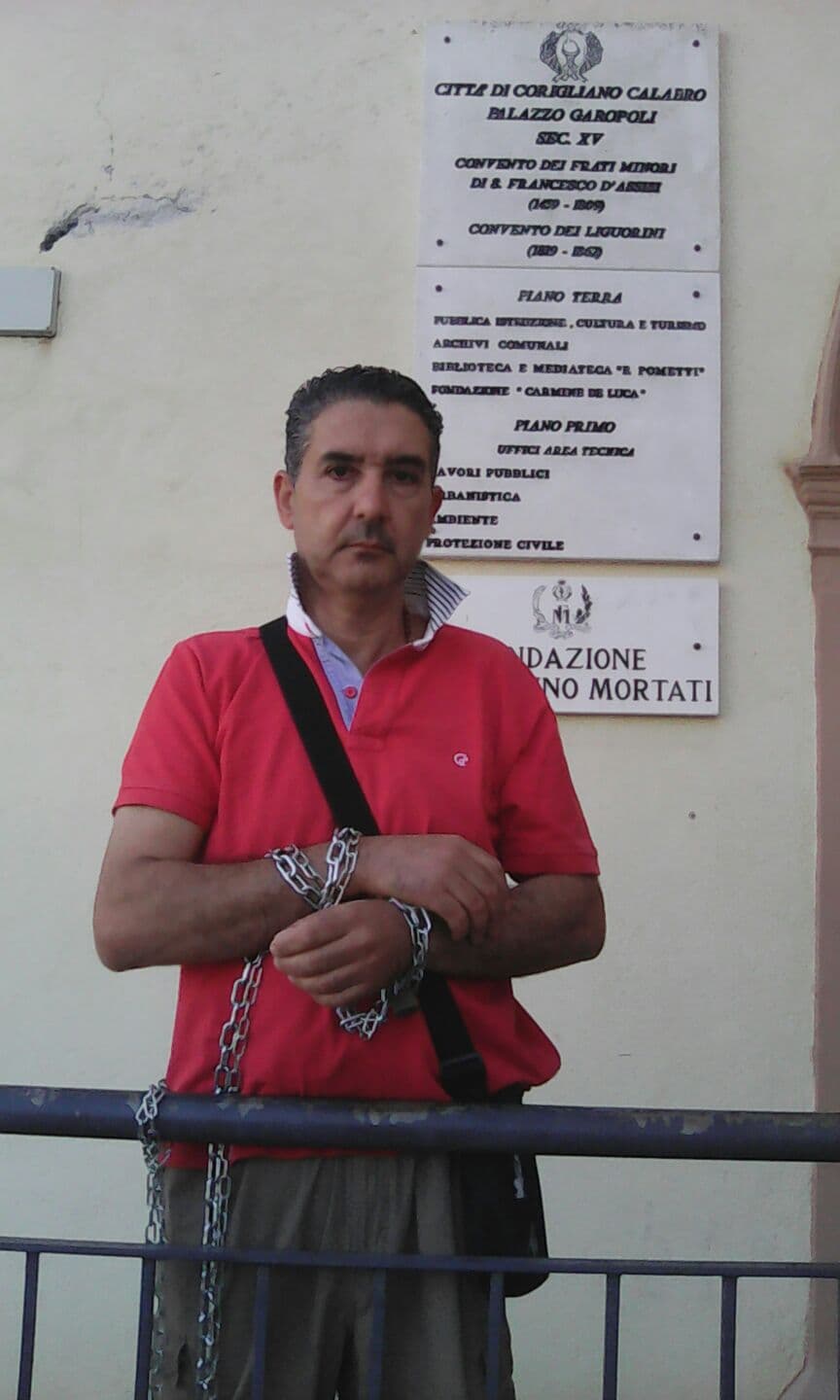 Si incatena e inizia lo sciopero della fame contro il degrado della zona in cui vive
