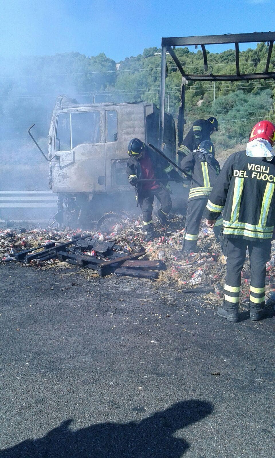 Montegiordano, autotreno in fiamme sulla ss 106