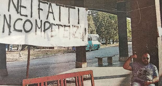 Castrovillari, giovane licenziato si incatena in autostazione