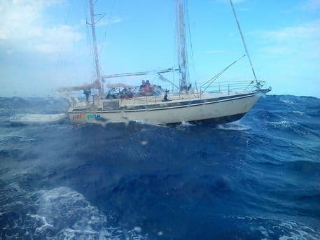 Veliero con migranti a Crotone, fermati tre scafisti