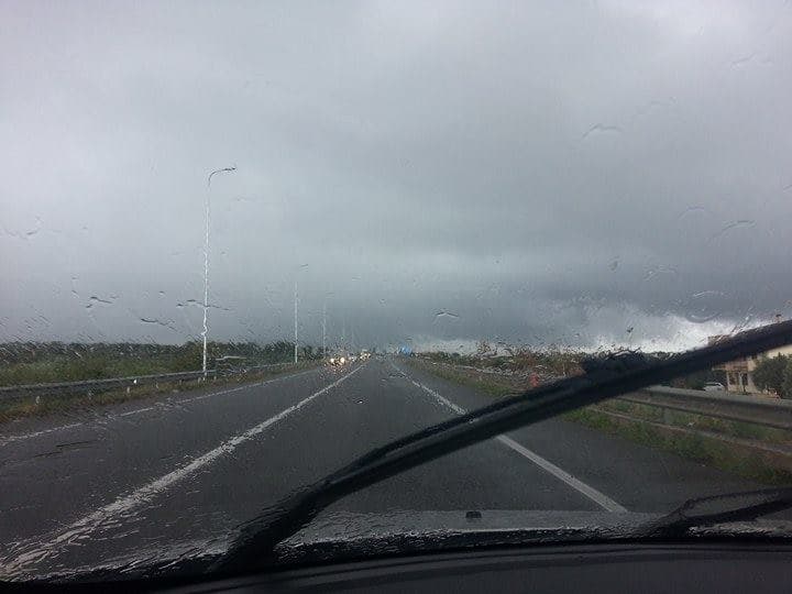 Maltempo: piove a dirotto dalla scorsa notte. Allerta arancione