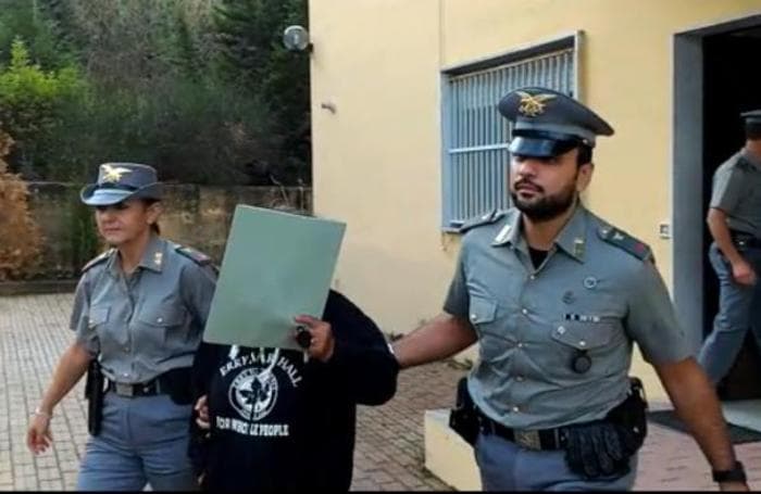 Donna di 68 anni arrestata, sorpresa ad appiccare incendio
