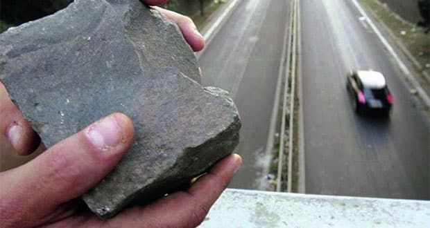 Cosenza, denunciati 15enni che lanciavo sassi contro le auto