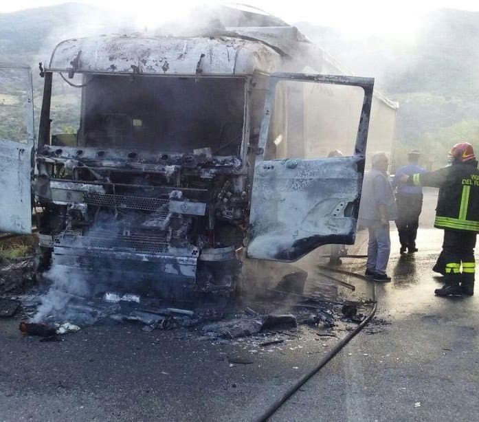 Civita: a fuoco articolato sulla provinciale