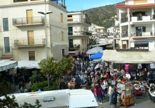 Mercato rionale Trebisacce: c’è chi è contento e chi invece no