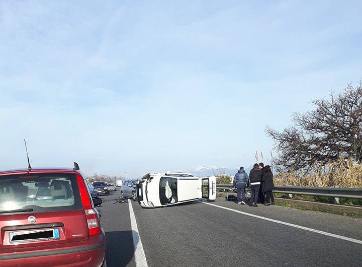 Rossano: incidente sulla statale 106, coinvolte tre auto