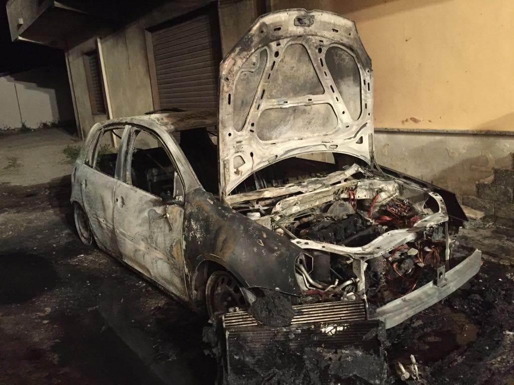 Villapiana, incendiata una Golf in zona svincolo s.s.106