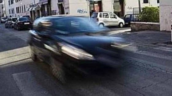 Auto pirata travolge una bimba straniera
