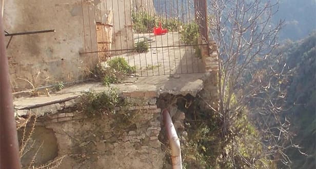 Centro storico Rossano: crolla basamento edificio