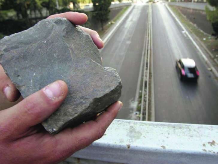 Castrovillari, lanciano pietre e fanno finire un'auto fuori strada