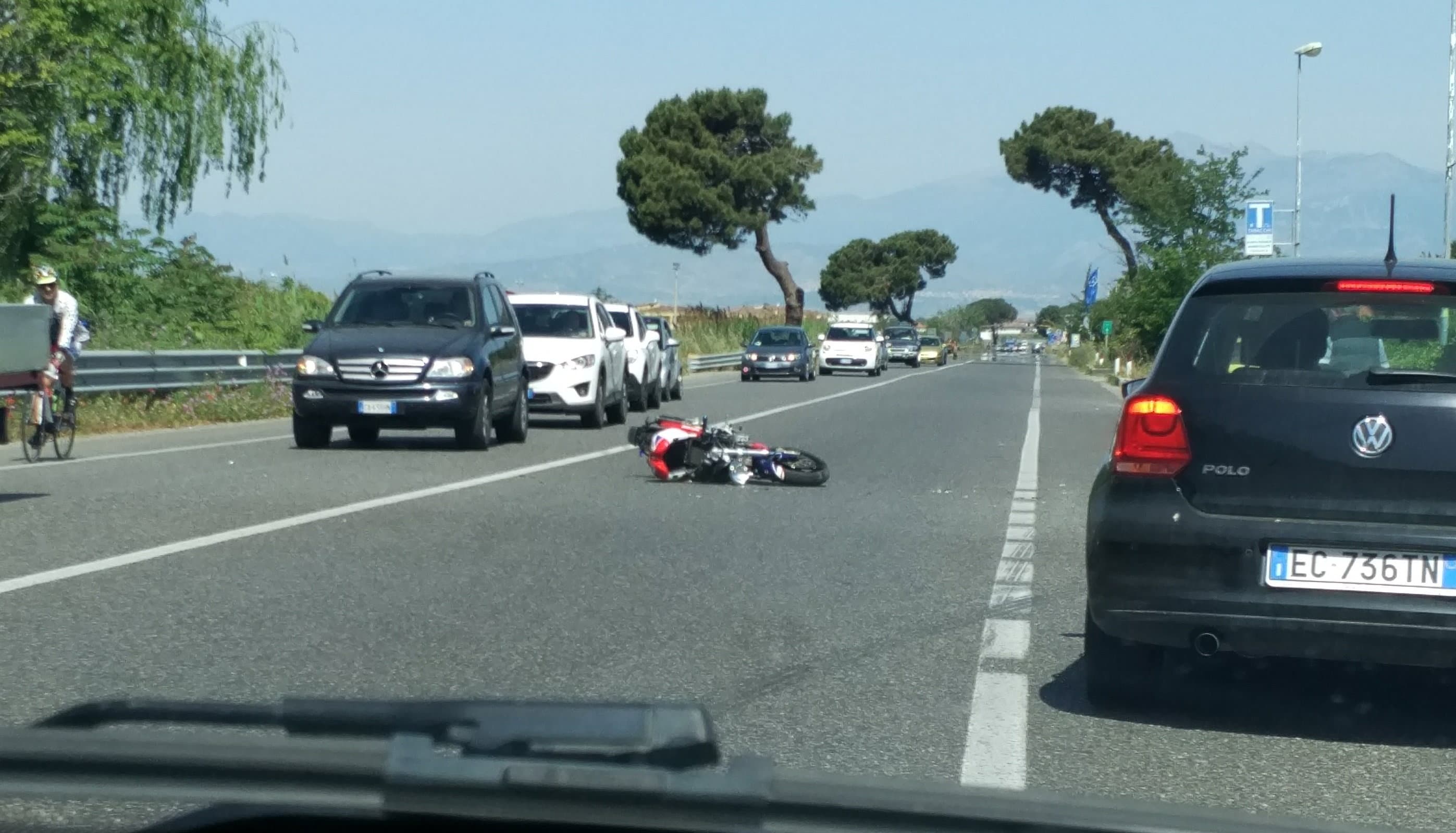 Incidente sulla 106, ferito un motociclista