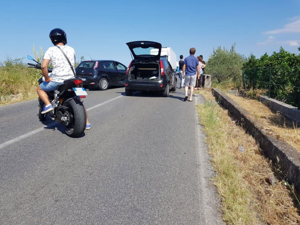 Ex statale 106, scontro tra due auto