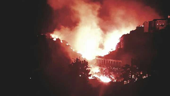 Rossano, divampato incendio nella zona del traforo