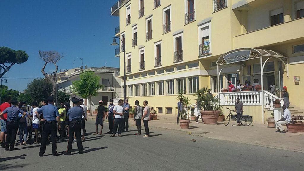 Amendolara, mancano wifi e documenti: i migranti bloccano la strada