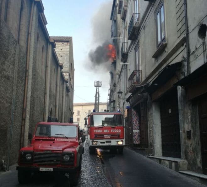 Incendio nel centro storico di Cosenza: aperta un'inchiesta