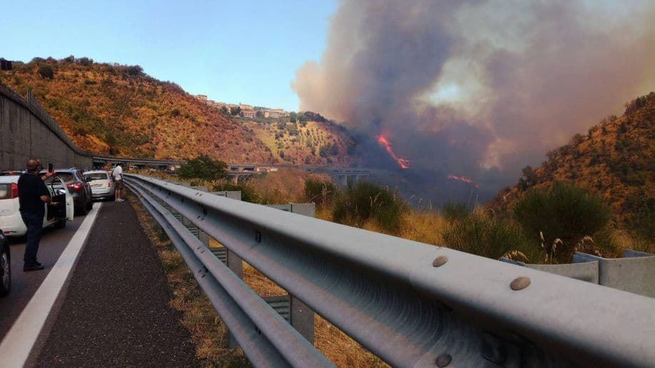 Incendio spaventoso blocca il traffico sull'autostrada