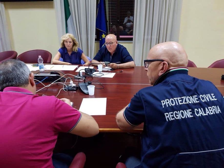 Emergenza incendi, Oliverio chiede l’intervento dell’esercito