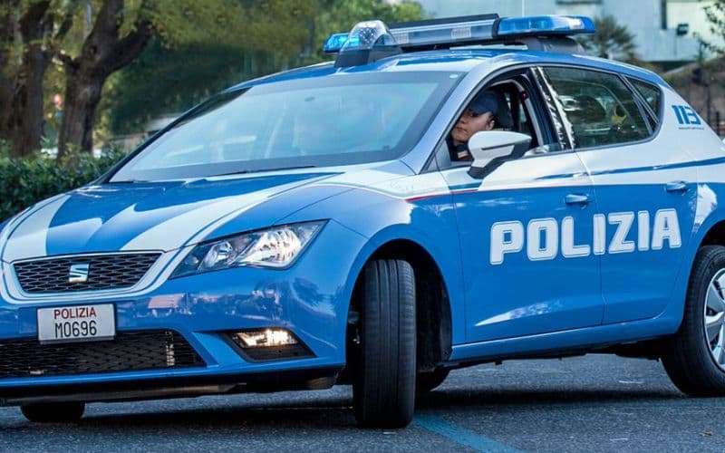 Polizia salva anziana donna da un incendio