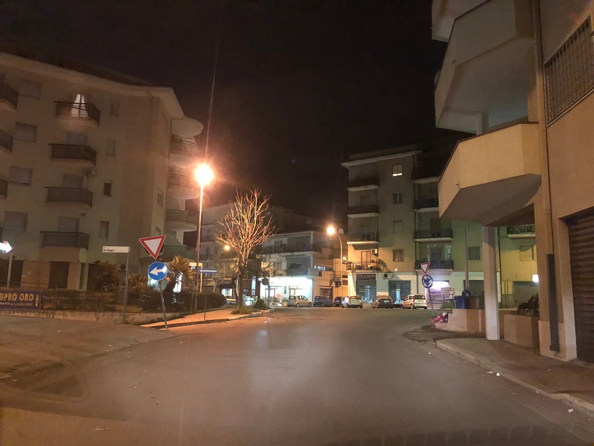 Corigliano, segnali stradali cadenti in via Ada Negri