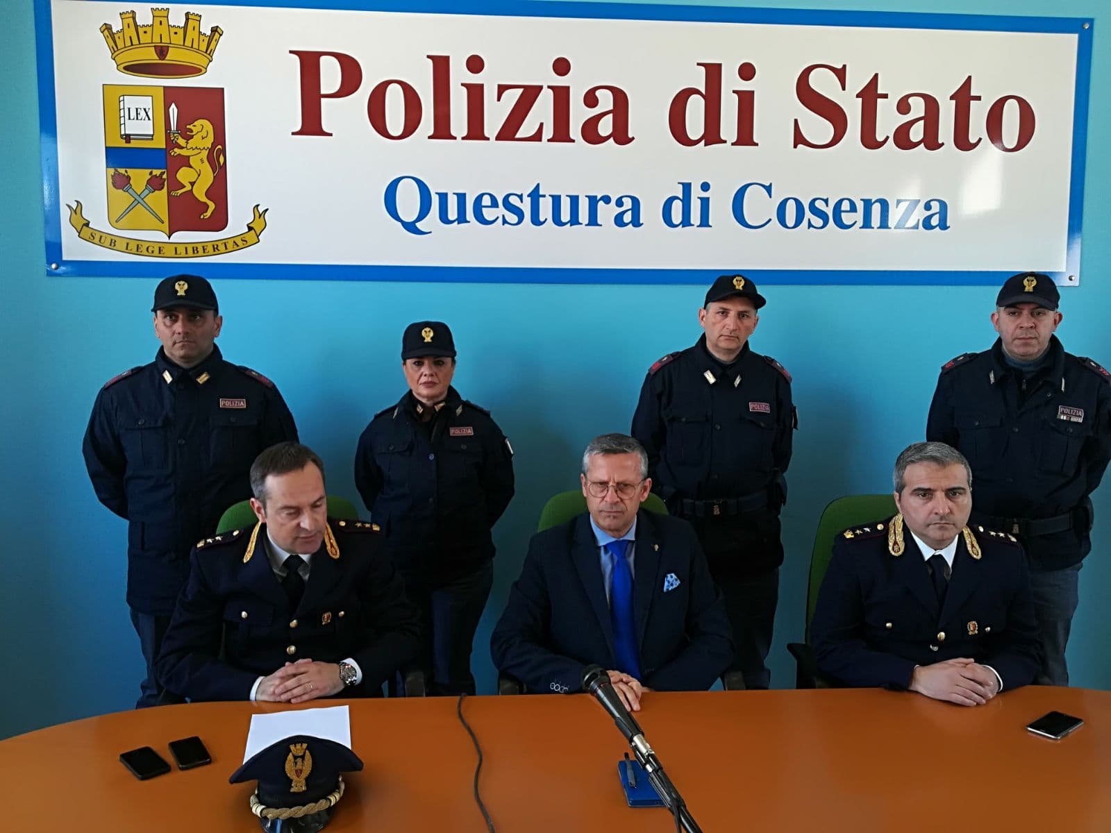 Cosenza, ritrovate armi e divise contraffatte