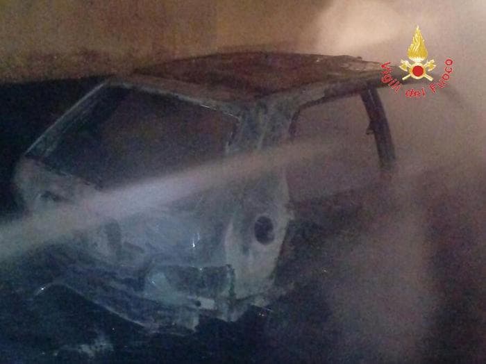 Cariati: auto sbanda sulla 106 e va a fuoco, illeso il conducente