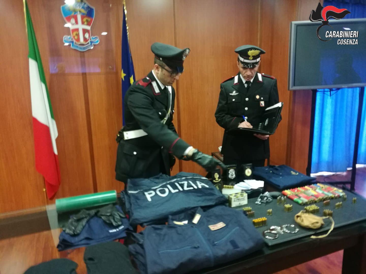 Carabinieri, rinvenute divise delle Forze dell'Ordine, armi e un ordigno esplosivo